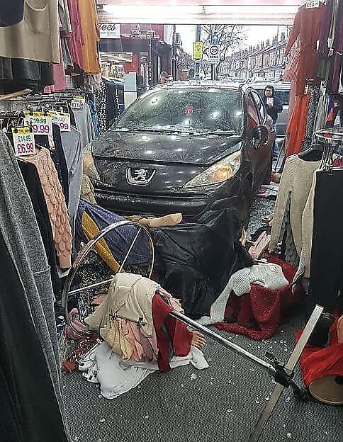 فرار خودروی سرقت شده به داخل فروشگاه پوشاک