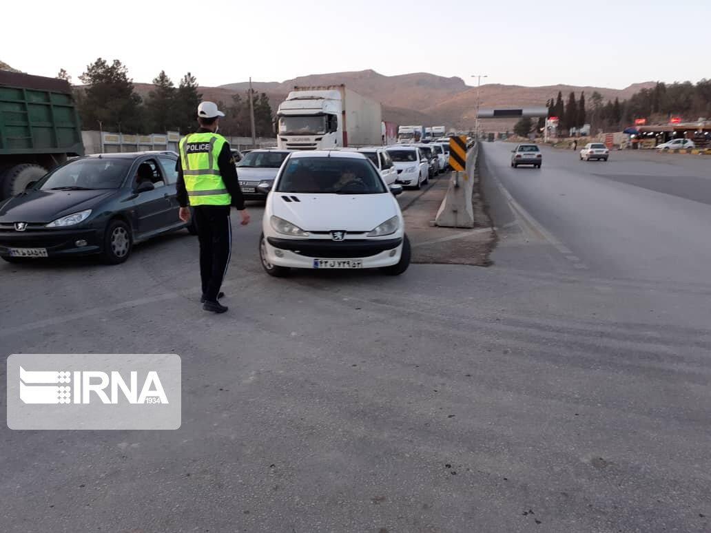 خبرنگاران طرح فاصله گذاری اجتماعی 12 خودرو در قزوین را به پارکینگ منتقل کرد