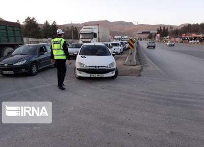 خبرنگاران طرح فاصله گذاری اجتماعی 12 خودرو در قزوین را به پارکینگ منتقل کرد