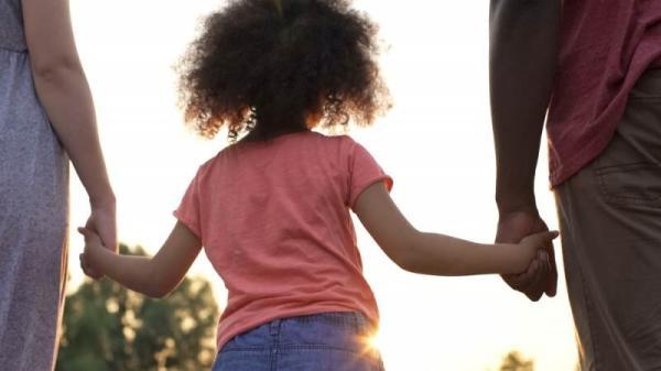 8 راه چاره مفید برای کنترل استرس در بچه ها ، چگونه از فرزندمان در برابر اخبار بد محافظت کنیم؟