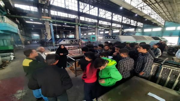 بازدید جمعی از دانش آموزان بافقی از کارخانجات لکوموتیو بافق