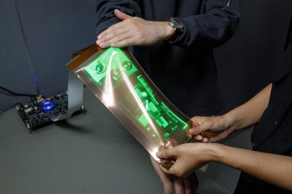 این صفحه نمایش OLED دور مچ دست پیچیده می گردد